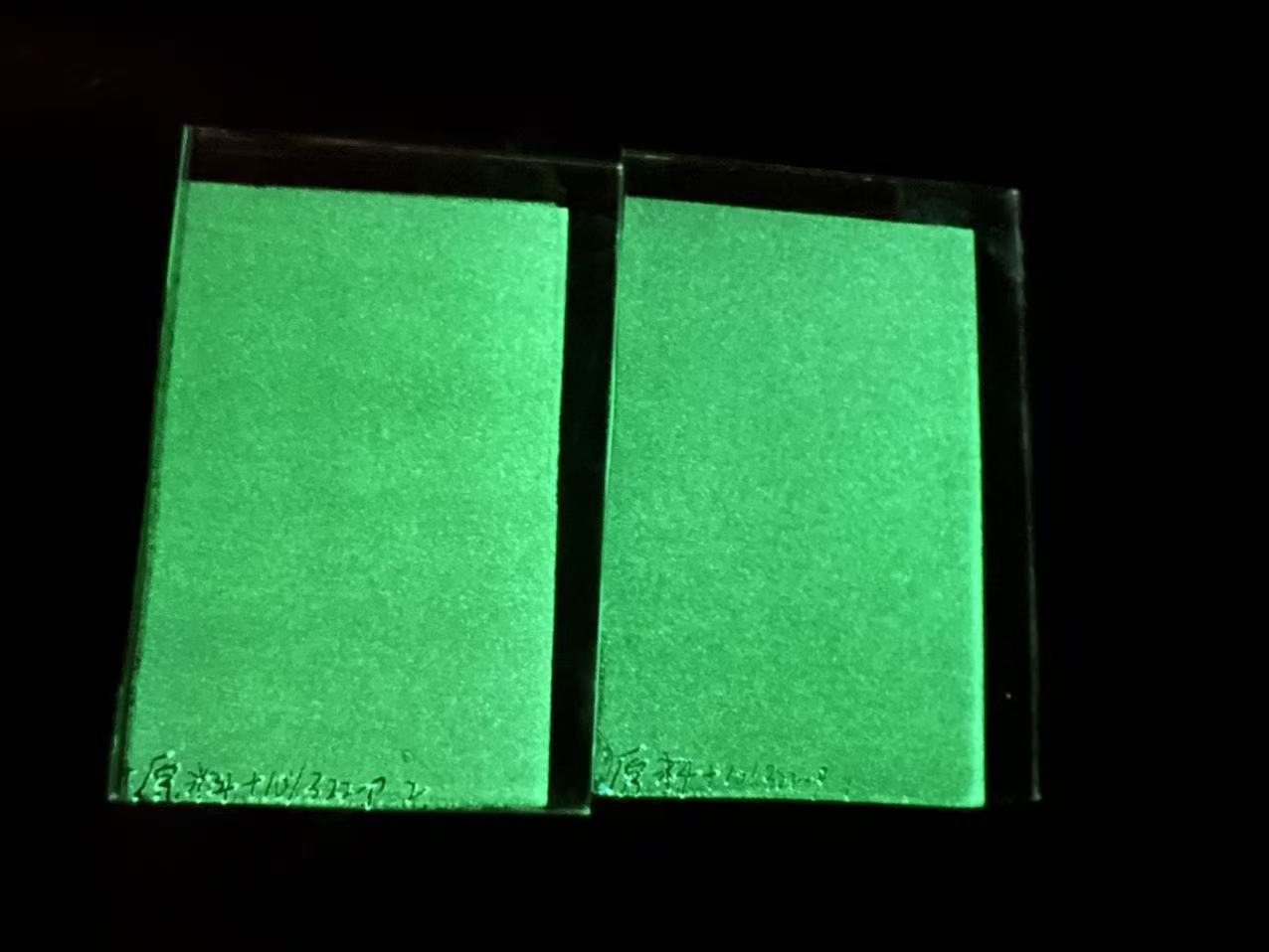 Green photoluminescent pigment sample