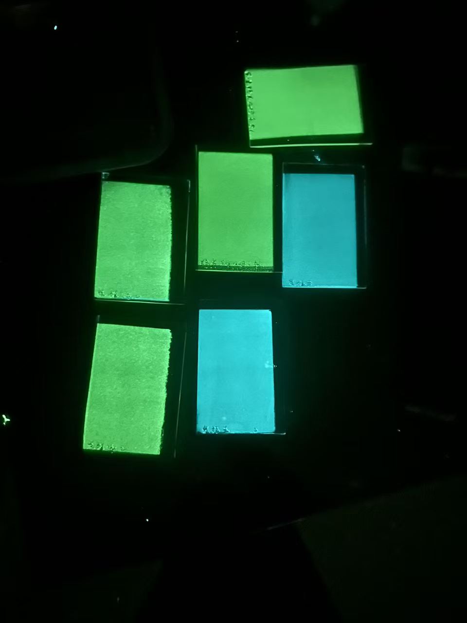 Multicolor photoluminescent material sample